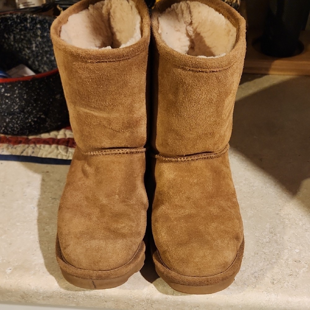 BearPaw Youth Size 5 Tan Suede Boots- Great Condition